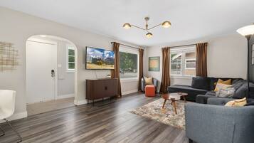 Maison, plusieurs lits, cuisine, vue jardin (622 W. Laurel St. - Upper) | Coin séjour