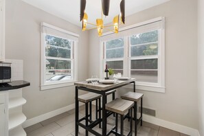 獨棟房屋, 多張床, 廚房, 花園景觀 (622 W. Laurel St. - Upper) | 用餐區