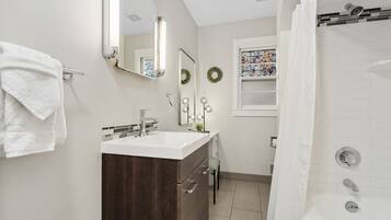 House, Multiple Beds, Kitchen, Garden View (622 W. Laurel St. - Upper) | Bathroom
