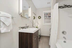 Bathroom - Beautiful Bungalow Next to Csu - Free Cruiser Bikes (Fort Collins)