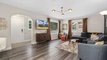 House, Multiple Beds, Kitchen, Garden View (622 W. Laurel St. - Upper) | Living area | 40-inch TV with digital channels