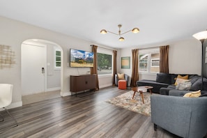House, Multiple Beds, Kitchen, Garden View (622 W. Laurel St. - Upper) | Living area | 40-inch TV with digital channels