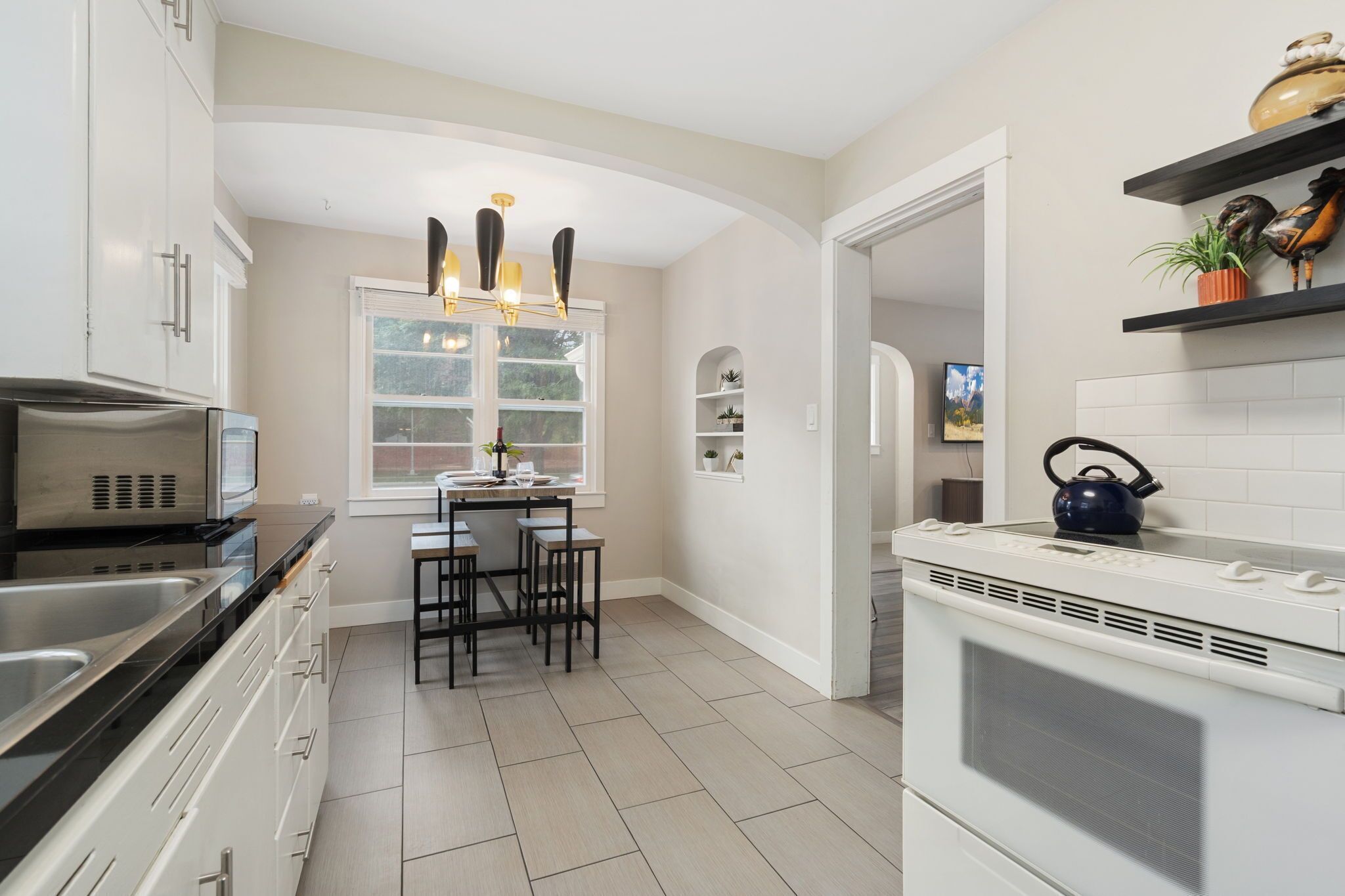 House, Multiple Beds, Kitchen, Garden View (622 W. Laurel St. - Upper) | Private kitchen | Fridge, microwave, oven, stovetop