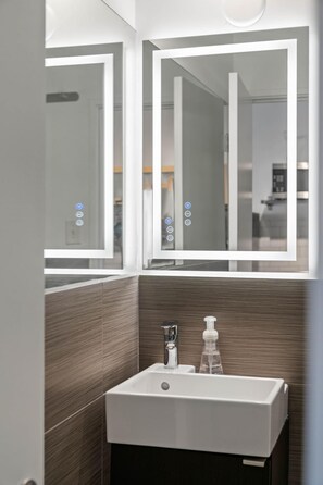 Dusche, Haartrockner, Handtücher