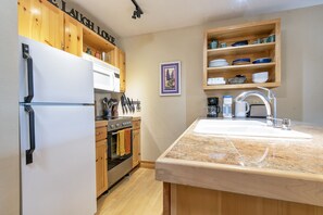 Refrigerador, microondas, horno y parrilla de estufa 