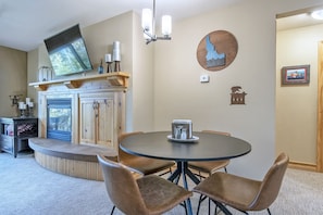 Dining - Yellowstone & Grand Teton Parks!3 Community Hot Tubs! Updated, Stocked & Clean! (Driggs)