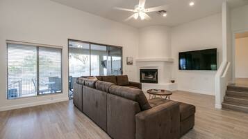 House (4 Bedrooms) | Living room