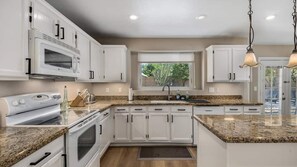 Studio (4 Bedrooms) | Cuisine privée