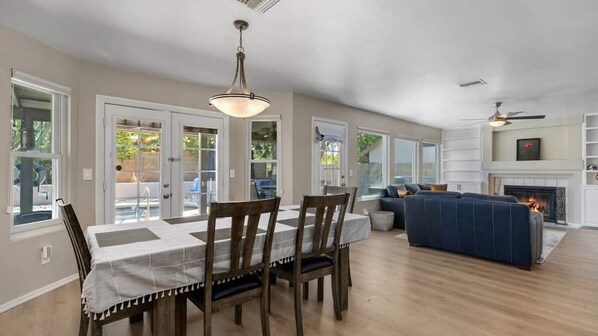 Interior - North Phoenix 4 Bdrm Vacation Home W/pool & Games! (Phoenix)