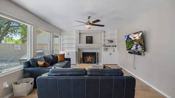 Studio (4 Bedrooms) | Living area