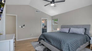 Studio (4 Bedrooms) | 4 chambres, draps fournis