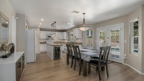 Studio (4 Bedrooms) | Cuisine privée