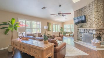 Estúdio (4 Bedrooms) | Área de estar | Pebolim