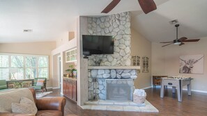 Studio (4 Bedrooms) | Living area