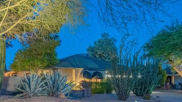 Fachada da propriedade à noite