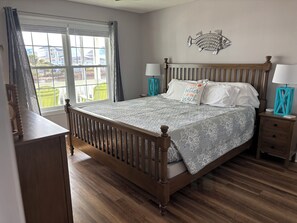 4 chambres, fer et planche à repasser, lit de bébé portatif
