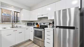 Condo, 1 cama Queen e sofá-cama, varanda, vista para o jardim (220 Peterson St Unit 2) | Cozinha privada | Geladeira, micro-ondas, fogão, cooktop