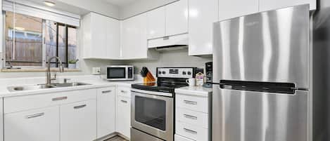 Condo, 1 Katil Ratu (Queen) dengan Katil Sofa, Patio, Garden View (220 Peterson St Unit 2) | Dapur peribadi | Peti sejuk, ketuhar gelombang mikro, ketuhar, dapur