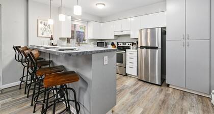 The Coral Suite, Stylish Stay in Old Town FoCo