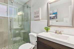Lägenhet - 1 queensize-säng med bäddsoffa - uteplats (220 Peterson St Unit 2) | Badrum | Lyxtoalettartiklar och handdukar