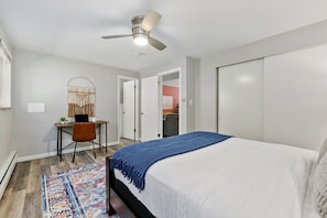 Condo, 1 cama Queen e sofá-cama, varanda, vista para o jardim (220 Peterson St Unit 2) | 1 quarto, individualmente decorados, individualmente mobiliados