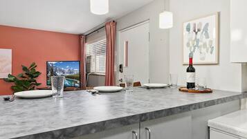 Condo, 1 cama Queen size y sofá cama, patio, vista al jardín (220 Peterson St Unit 2) | Interior
