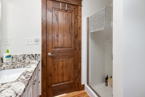 Appartamento, 1 letto king con divano letto, patio, vista giardino (722 Mathews St.) | Bagno | Doccia, set di cortesia firmato, asciugacapelli, asciugamani