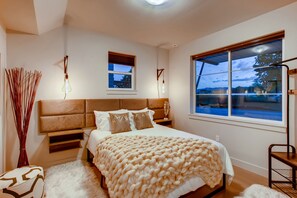 單棟房屋, 多張床, 露台, 花園景 (908 Jerome St. (Unit 1)*) | 4 間睡房、免費 Wi-Fi、床單