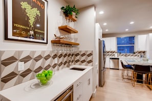 Fridge, microwave, oven, stovetop - Old Town Swank - Brand New to Brewery District! (Fort Collins)