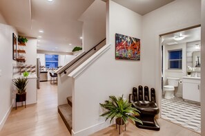 Ferienhaus, Mehrere Betten, Terrasse, Gartenblick (908 Jerome St. (Unit 1)*) | Wohnbereich | 40-Zoll-Fernseher mit Digitalempfang, Kamin