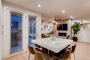 Hus - flere senge - terrasse - udsigt til have (908 Jerome St. (Unit 1)*) | Spiseområde