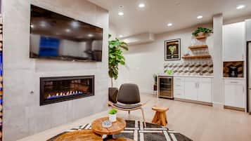 Ferienhaus, Mehrere Betten, Terrasse, Gartenblick (908 Jerome St. (Unit 1)*) | Wohnbereich | 40-Zoll-Fernseher mit Digitalempfang, Kamin