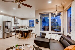 Maison, plusieurs lits, patio, vue jardin (908 Jerome St. (Unit 1)*) | Coin séjour