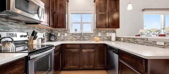 Modern Townhome Steps From the Brewery District!