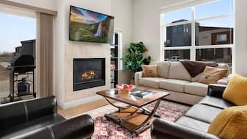 Ferienhaus, Mehrere Betten, Terrasse, Gartenblick (238 Osiander St. Unit D) | Wohnbereich | 40-Zoll-Fernseher mit Digitalempfang, Kamin