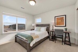 Casa, várias camas, varanda, vista para o jardim (238 Osiander St. Unit D) | 3 quartos, Wi-Fi de cortesia, roupa de cama