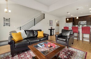 Casa, várias camas, varanda, vista para o jardim (238 Osiander St. Unit D) | Área de estar | TV 40 polegadas com canais digitais, lareira