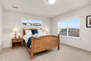 ハウス ベッド (複数台) パティオ ガーデンビュー (238 Osiander St. Unit D) | 3 室のベッドルーム、WiFi (無料)、ベッドシーツ