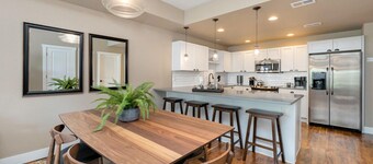 ทาวน์โฮมเมืองที่น่าทึ่งใกล้โรงเบียร์และแม่น้ำ!