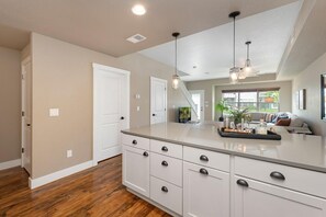 Ferienhaus, Mehrere Betten, Küche, Gartenblick (874 Baum St. (Unit C)) | Eigene Küche