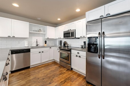 Refrigerador, microondas, horno, placa de cocina