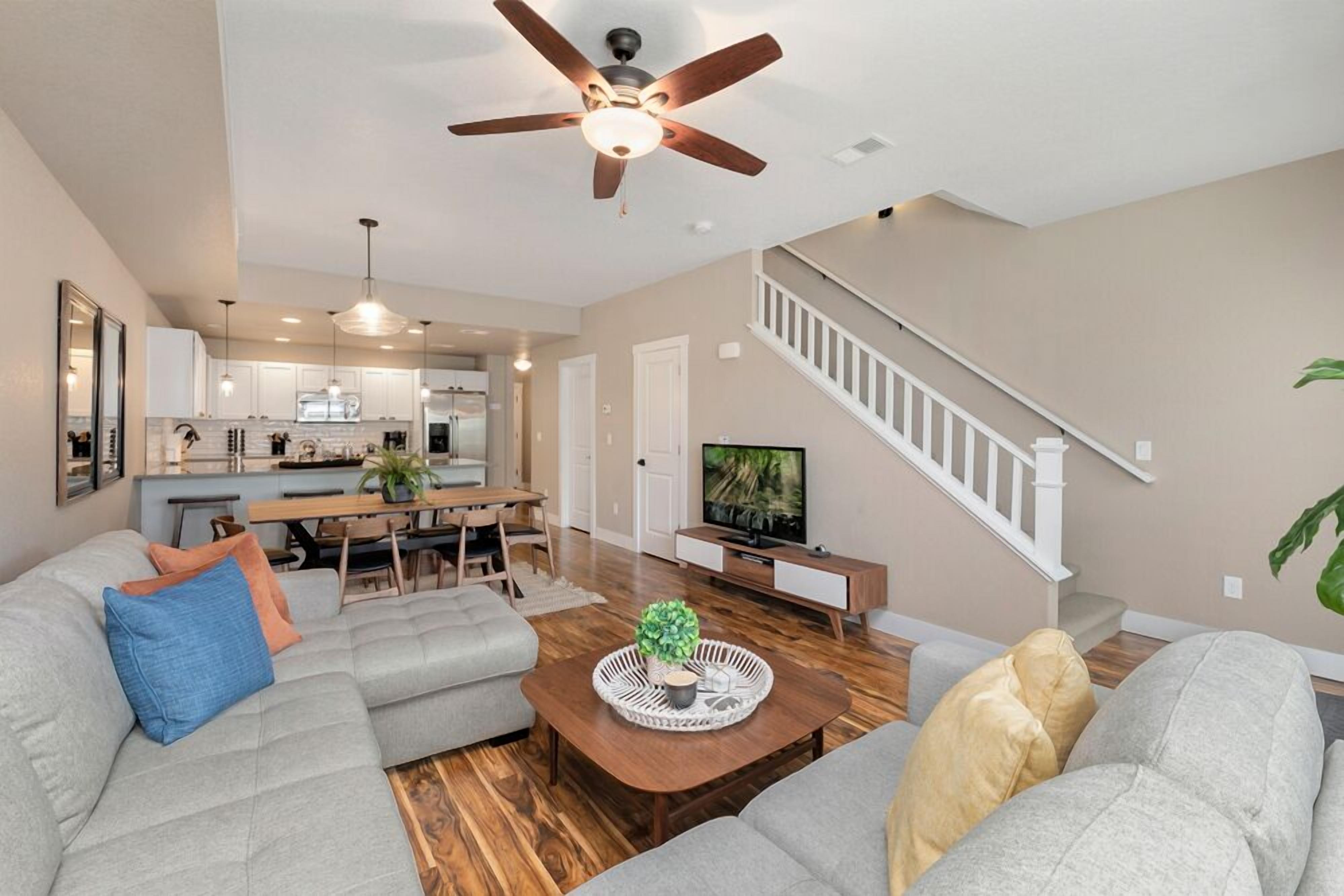 House, Multiple Beds, Kitchen, Garden View (874 Baum St. (Unit C)) | Living area | 40-inch TV with digital channels
