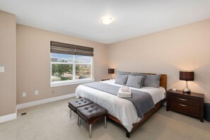 2 bedrooms, free WiFi, bed sheets - Amazing Urban Townhome Near Breweries & River! (Fort Collins)