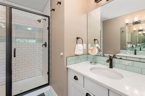 Maison, Plusieurs lits, cuisine, vue sur le jardin (874 Baum St. (Unit C)) | Salle de bain | Articles de toilette griffés, serviettes fournies