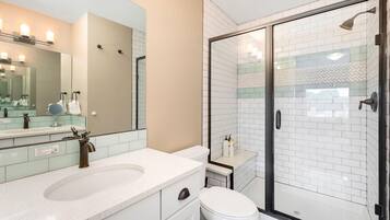 House, Multiple Beds, Kitchen, Garden View (874 Baum St. (Unit C)) | Bathroom | Designer toiletries, towels