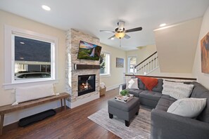 Casa, varias camas, patio, vista al jardín (305 N. Washington Ave) | Área de sala de estar | Televisión de 40 pulgadas con canales digitales 