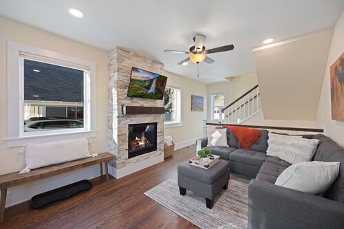 Cozy Home in Downtown Loveland W/ Free Bikes!