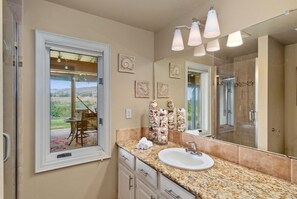 Ferienhaus, Mehrere Betten, Terrasse, Bergblick (4201 Picadilly Dr) | Badezimmer | Designer-Toilettenartikel, Haartrockner, Handtücher, Toilettenpapier