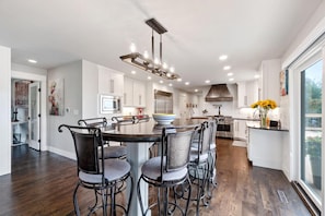 Casa, varias camas, patio, vista a la montaña (4201 Picadilly Dr) | Cocina privada | Refrigerador, microondas, horno y parrilla de estufa