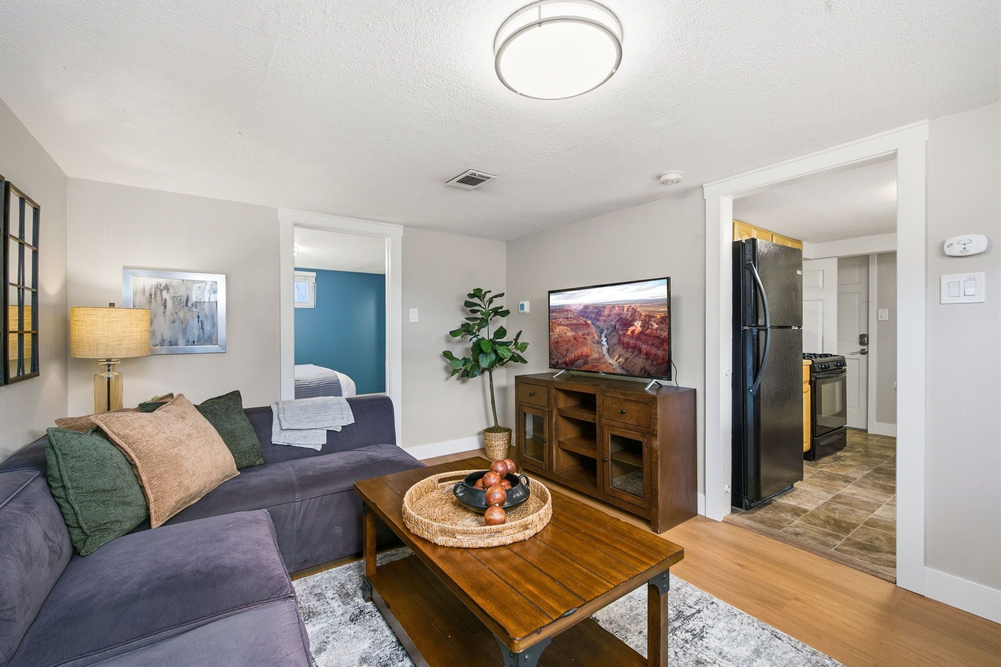 Căn hộ, nhiều giường, bếp, quang cảnh vườn (1944 7th Ave. - Lower) | Khu phòng khách | TV 40-inch có truyền hình kỹ thuật số 